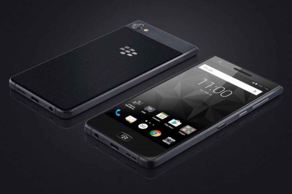 Render oficial del frente y dorso del BlackBerry Motion.