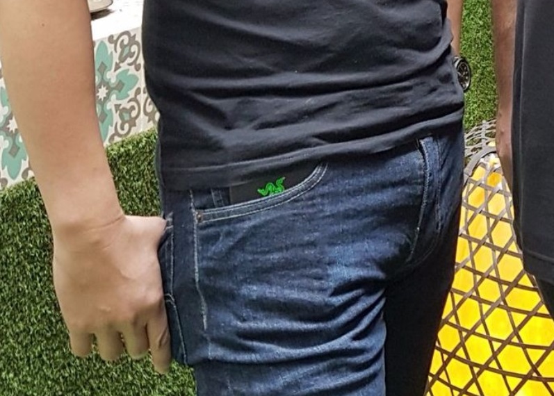 Fotografía que revela ligeramente el dorso del smartphone de Razer.