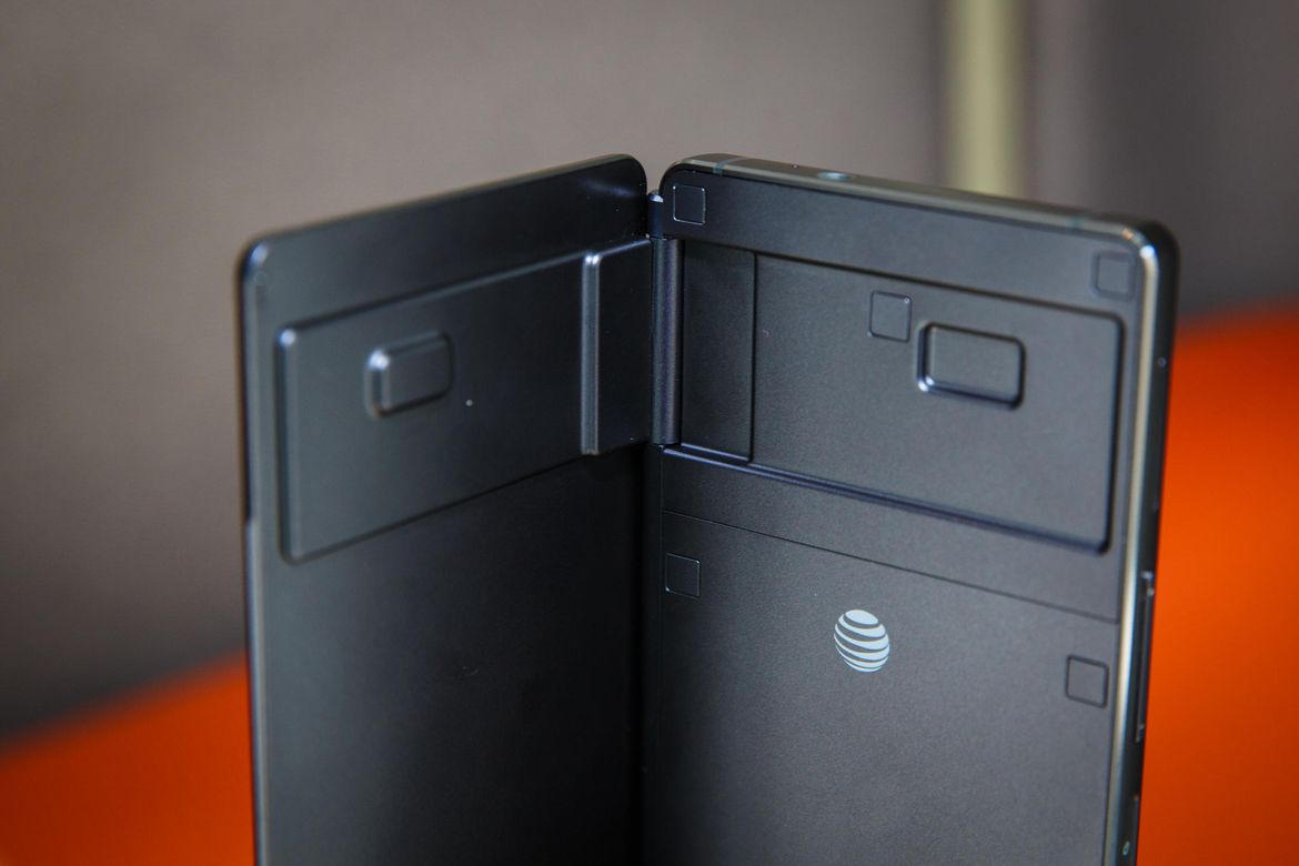 Fotografía oficial mostrando el dorso de los dos displays del ZTE Axon M. 