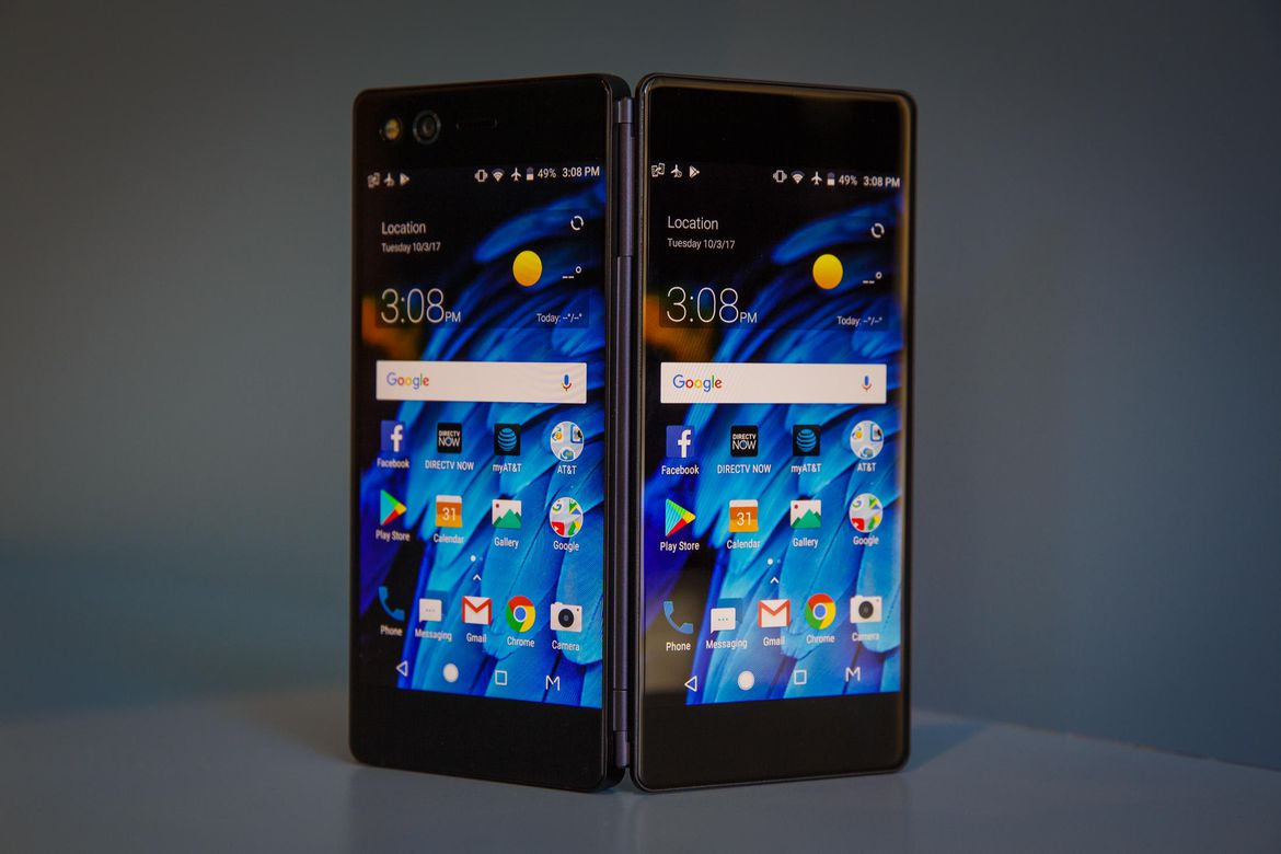 Fotografía oficial del ZTE Axon M mostrando sus dos displays unidos por una bisagra.