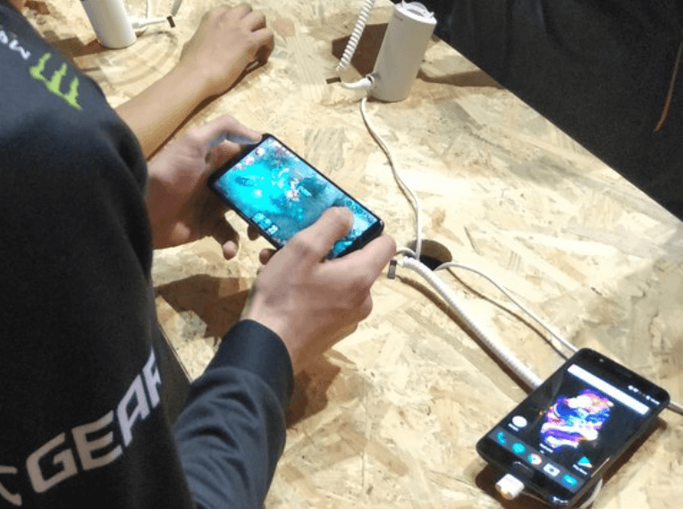Fotografía del supuesto OnePlus 5T en vivo, mostrando similitudes con el OPPO R11s.