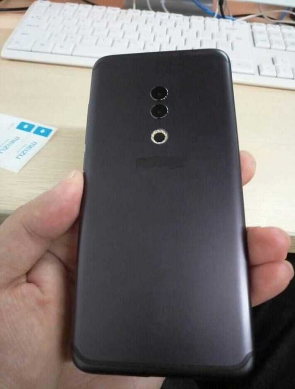 Fotografía filtrada del supuesto diseño dorsal del Meizu 15 Plus. 