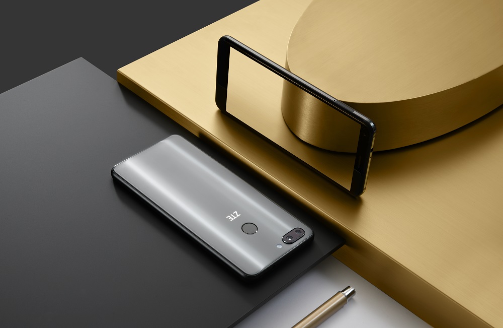 Render oficial del ZTE Blade V9 en color gris metalizado.