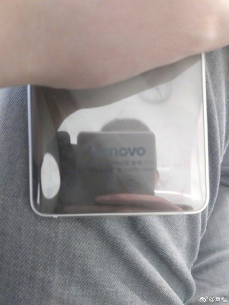 Fotografía publicada por Chang Cheng del supuesto extremo inferior dorsal del Lenovo S5.