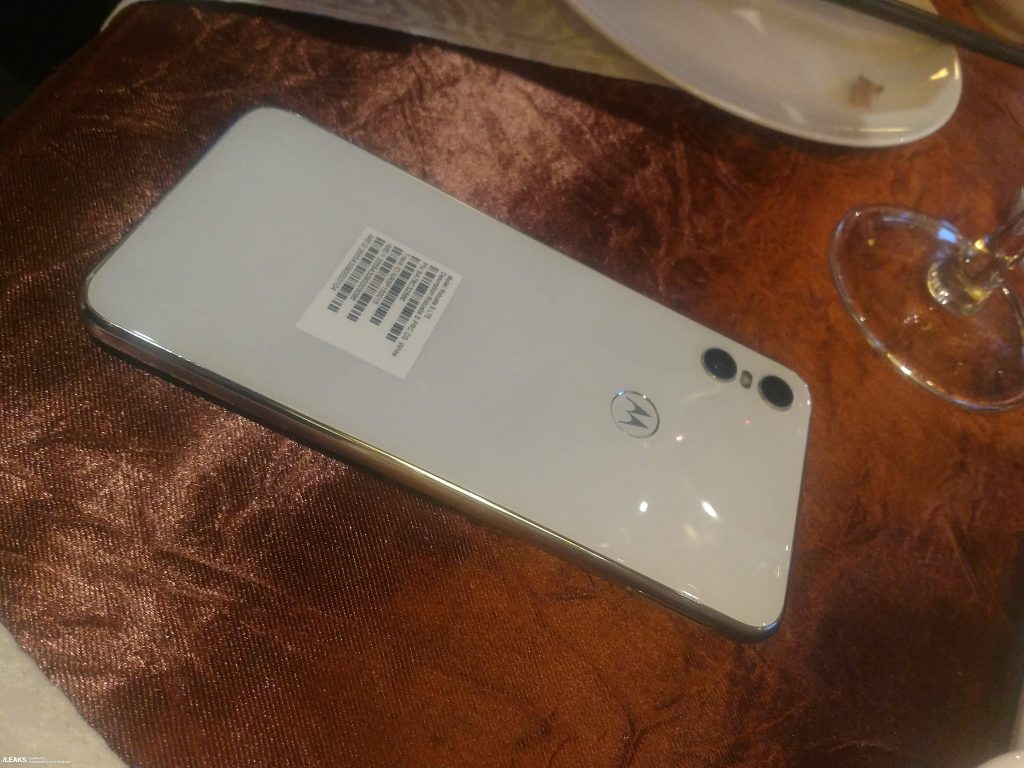 Dos fotos filtradas del dorso del Motorola One
