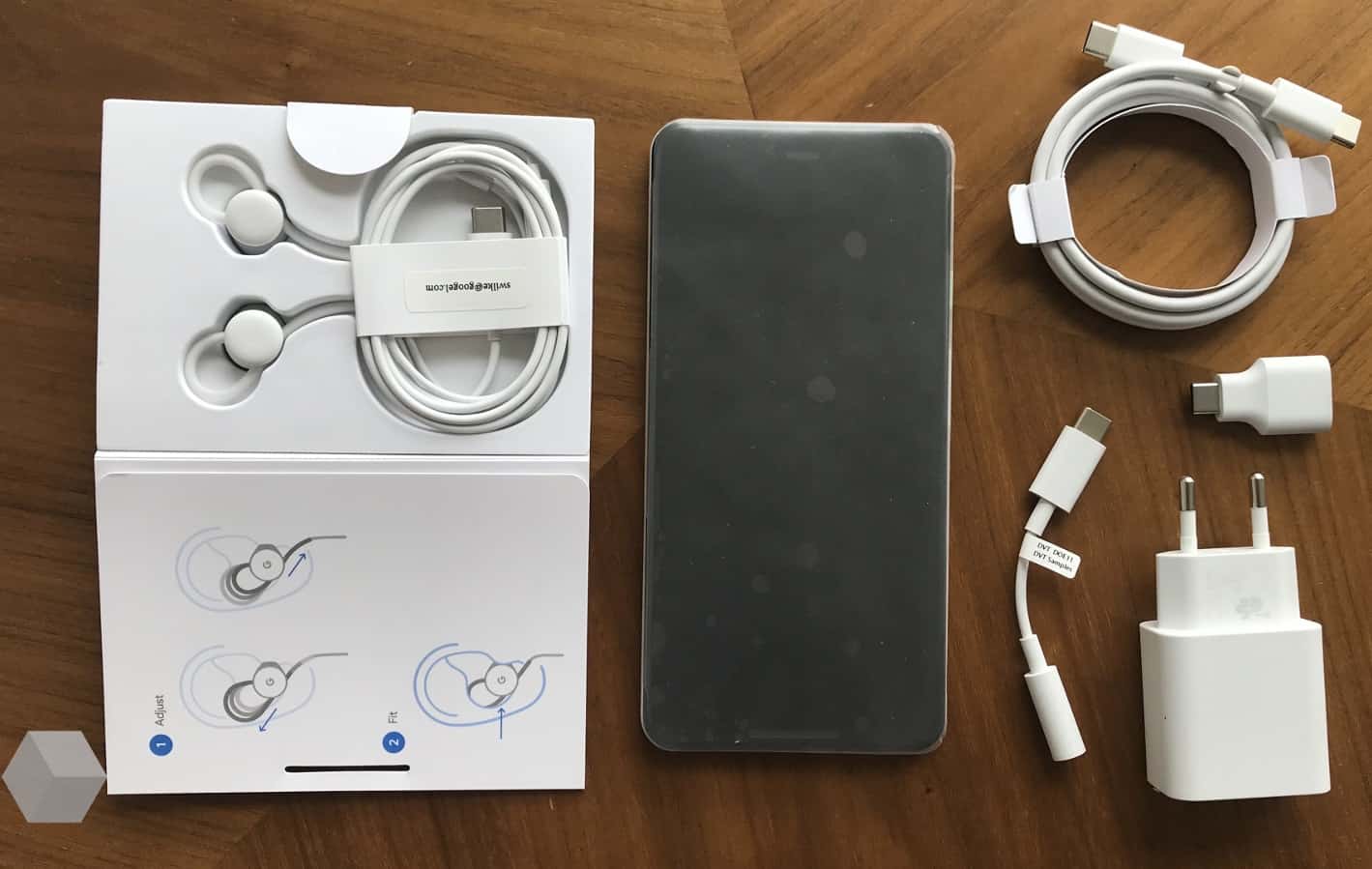 Fotografía del Google Pixel 3 XL y todo lo que vendría dentro de su empaque. 