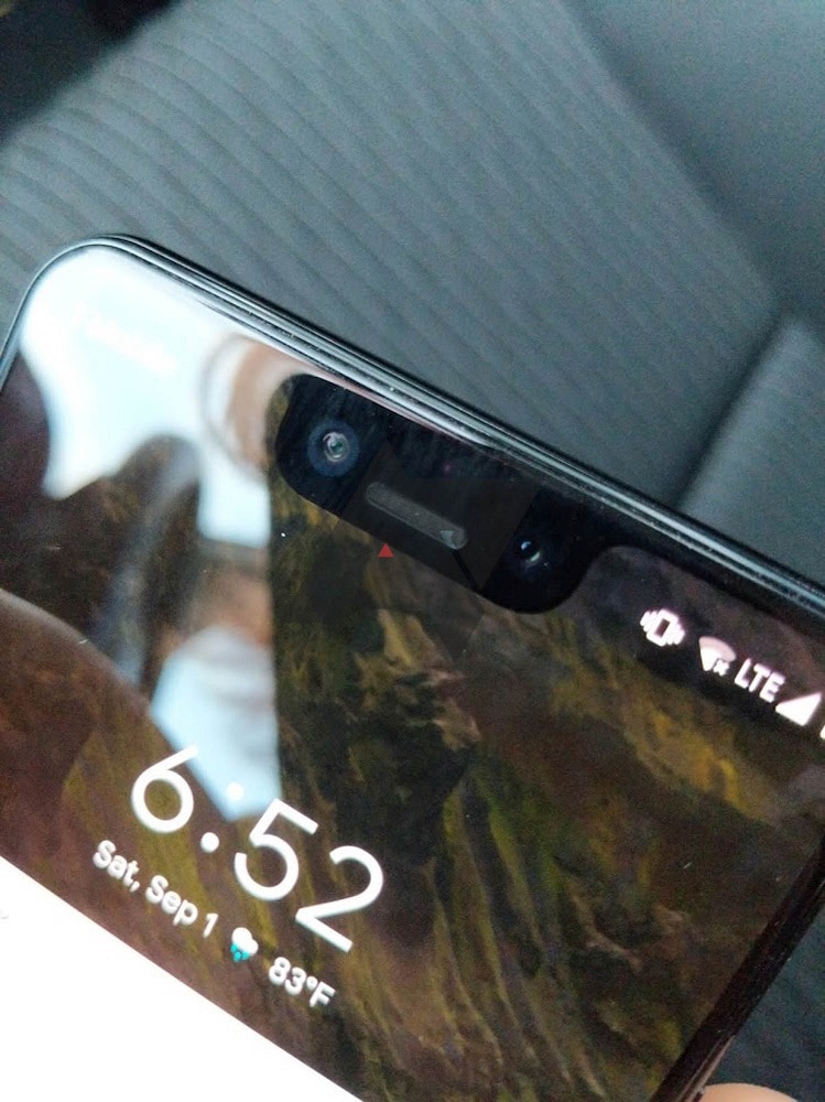 Foto filtrada del extremo superior frontal del Google Pixel 3 XL. 