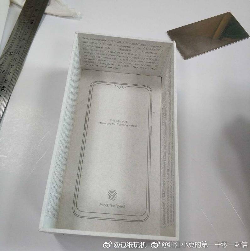Fotografía filtrada del interior del empaque del OnePlus 6T.