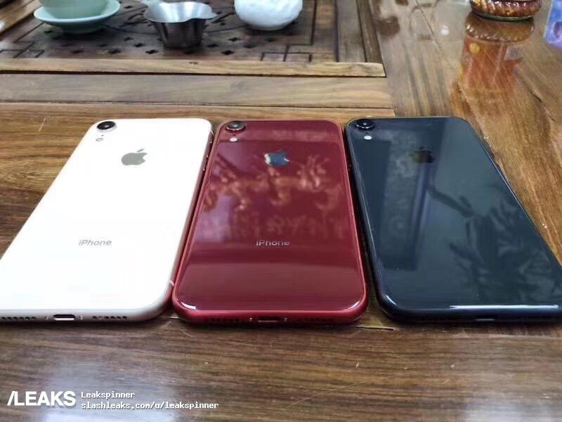 Fotografía filtrada del iPhone 9 vistiendo colores blanco, bordó y negro.