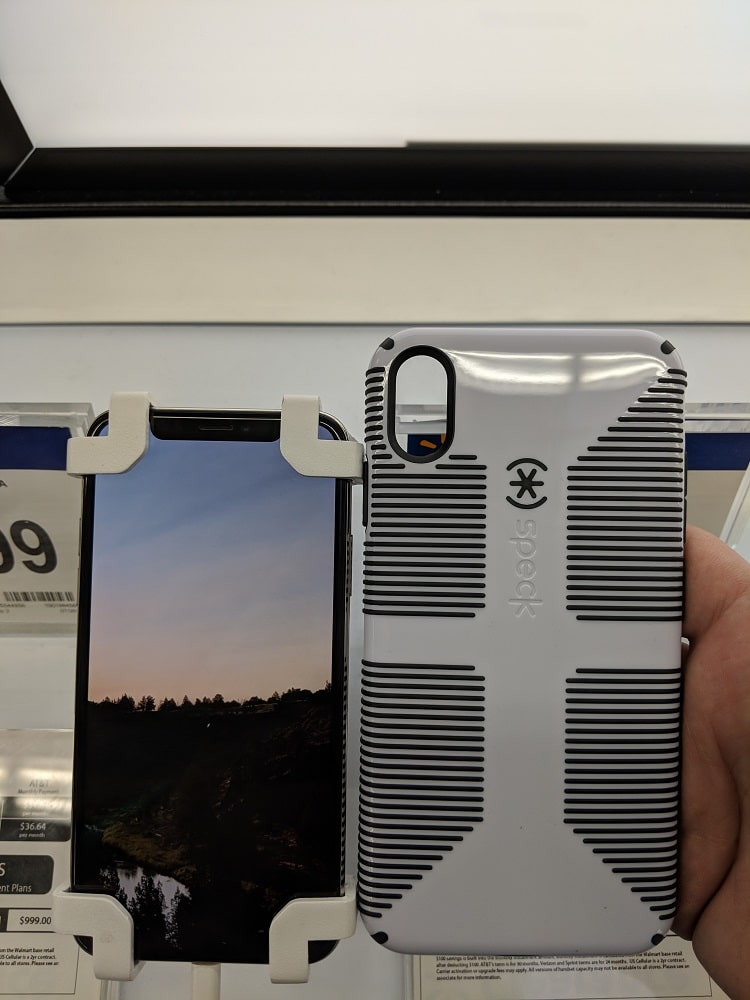 Supuesta carcasa protectora del iPhone Xs Max a la venta en Walmart.