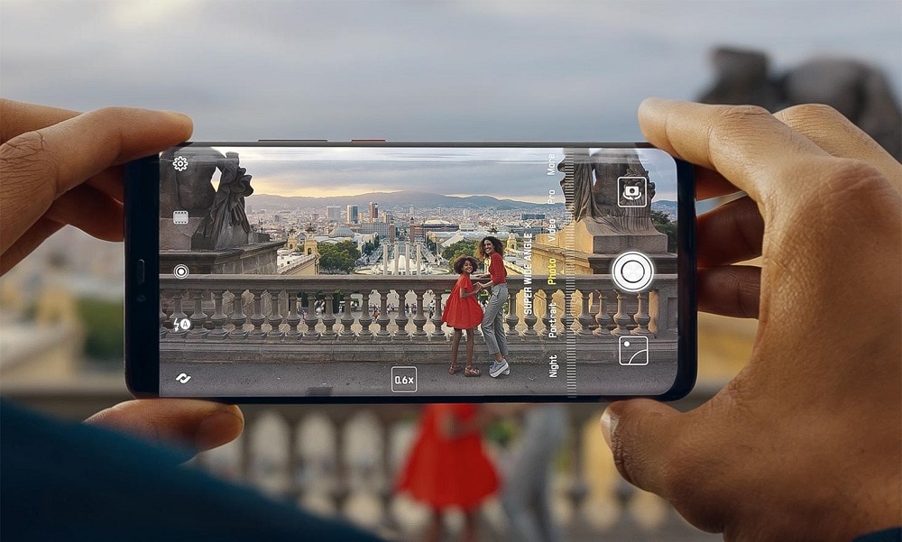 Huawei Mate 20 Pro Huawei Mate 20 Pro sacando una foto con amplio campo de visión.