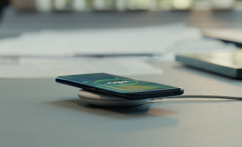 Huawei Mate 20 Pro Huawei Mate 20 Pro sobre su cargador inalámbrico.