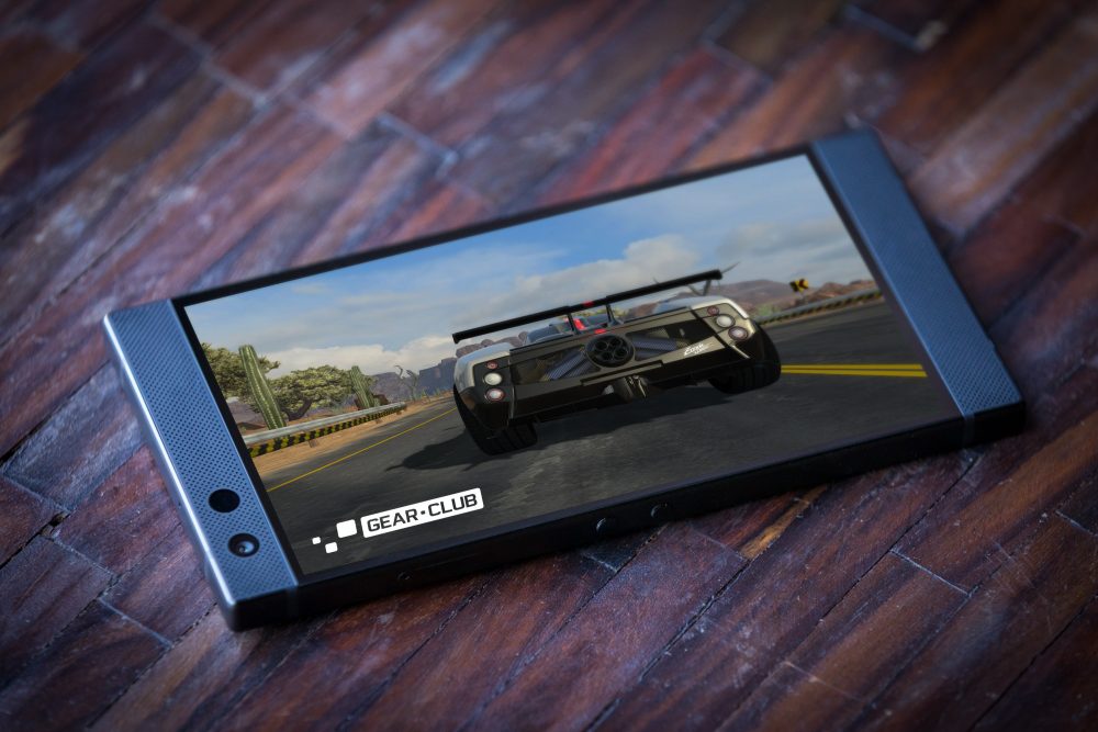 Fotografía oficial del frente del Razer Phone 2 en posición apaisada.