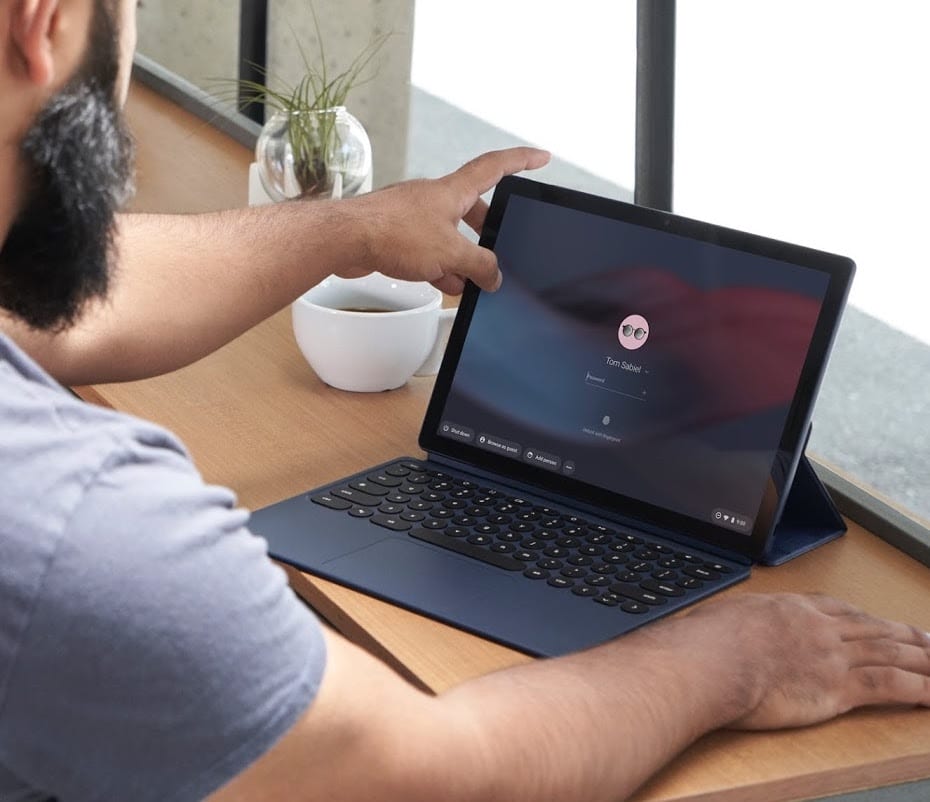 Fotografía oficial de la laptop Pixel Slate desplegada.