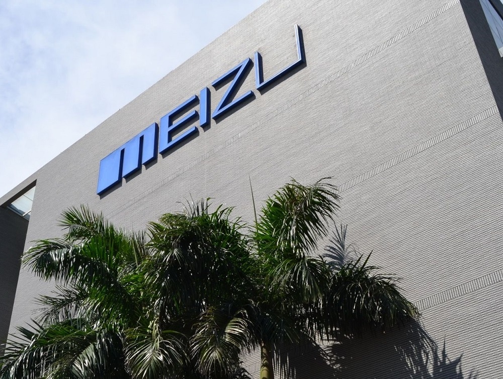 Un smartphone de Meizu con dos pantallas posa para la cámara