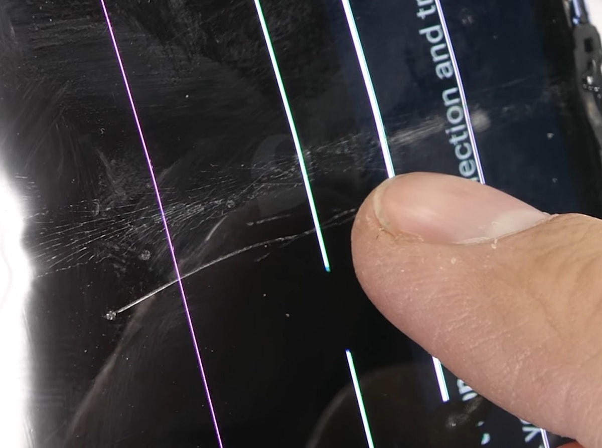 Desarmando al Samsung Galaxy Z Flip: encuentran evidencia de vidrio protegiendo su display
