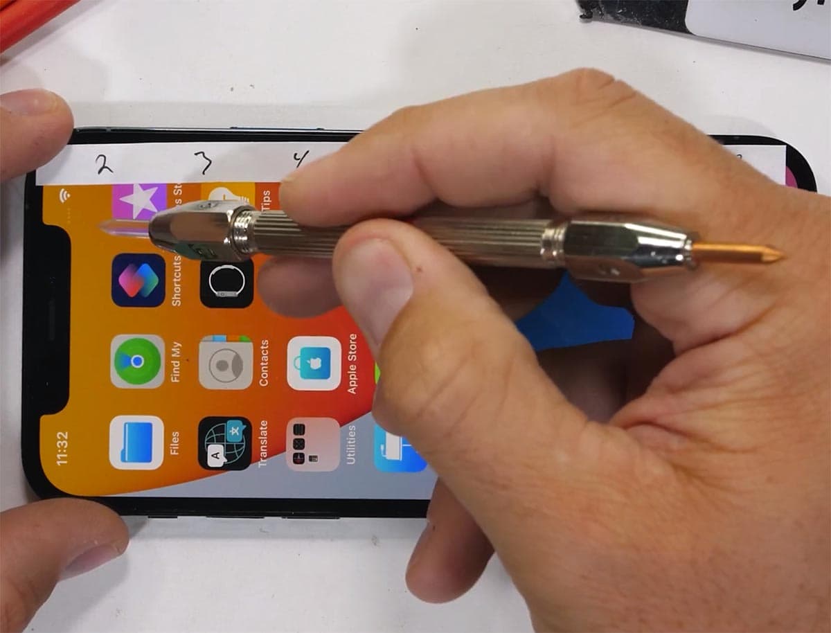 El iPhone 12 Pro prueba la resistencia del Ceramic Shield a rayaduras
