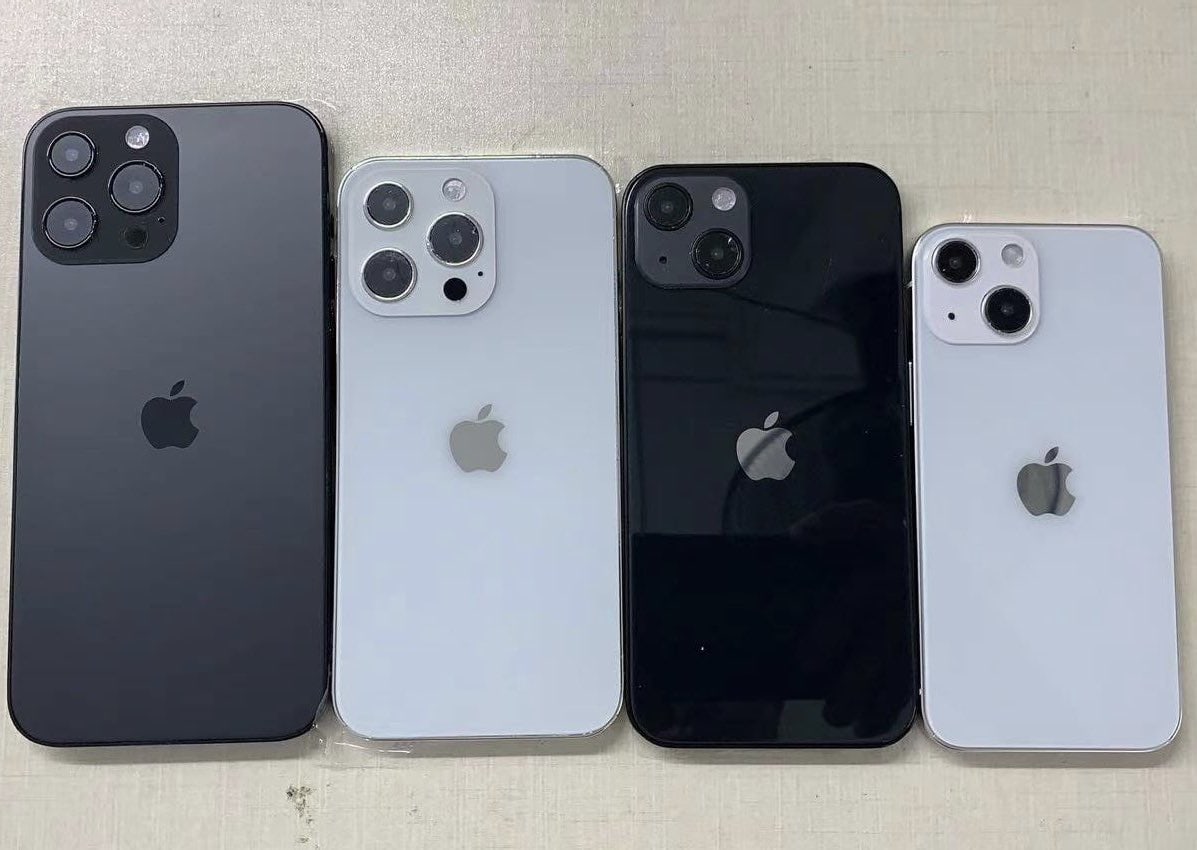 Modelos del iPhone 13 de muestra posan para la foto